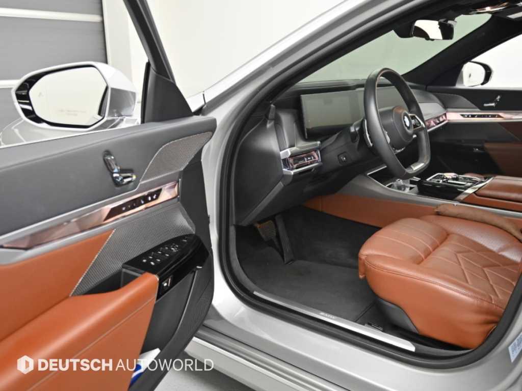 BMW 7-Series — photo 11