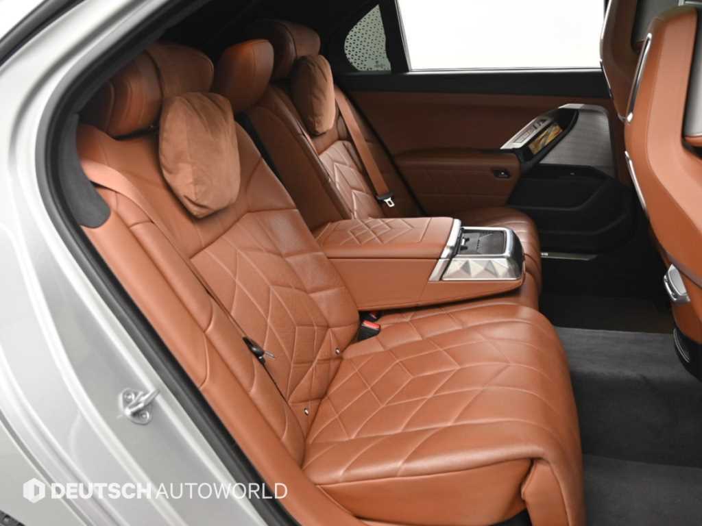 BMW 7-Series — photo 12
