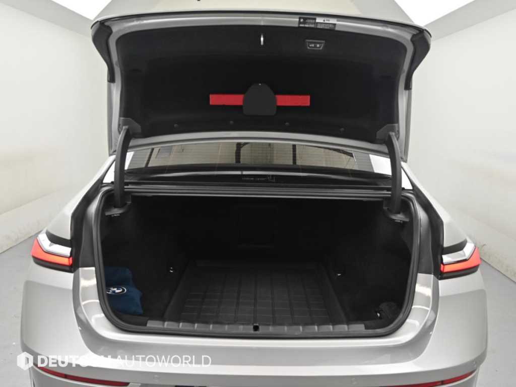 BMW 7-Series — photo 19