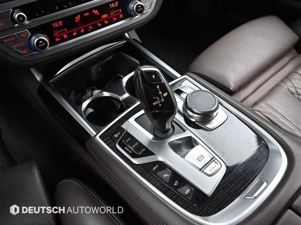 BMW 7-Series — photo 09