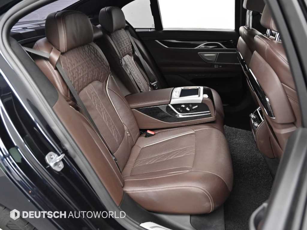 BMW 7-Series — photo 12