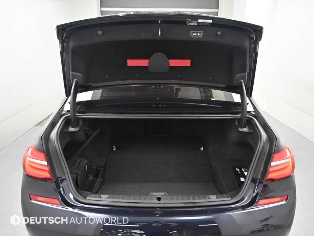 BMW 7-Series — photo 19