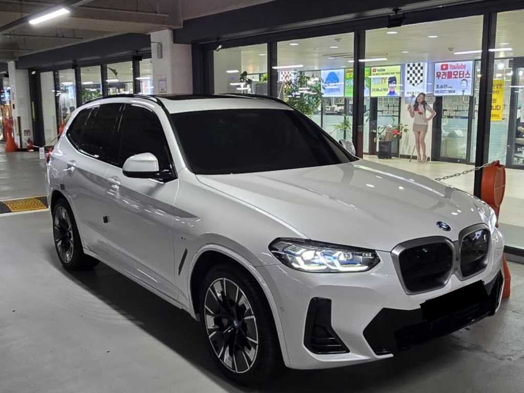 BMW iX3 — photo 02