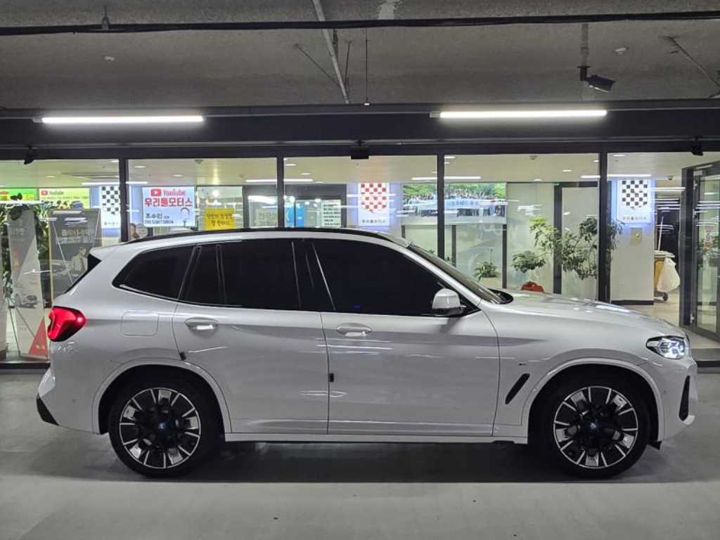 BMW iX3 — photo 03