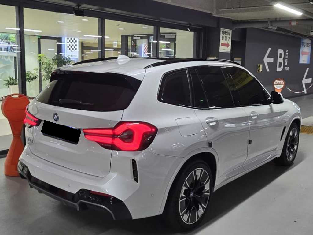 BMW iX3 — photo 04