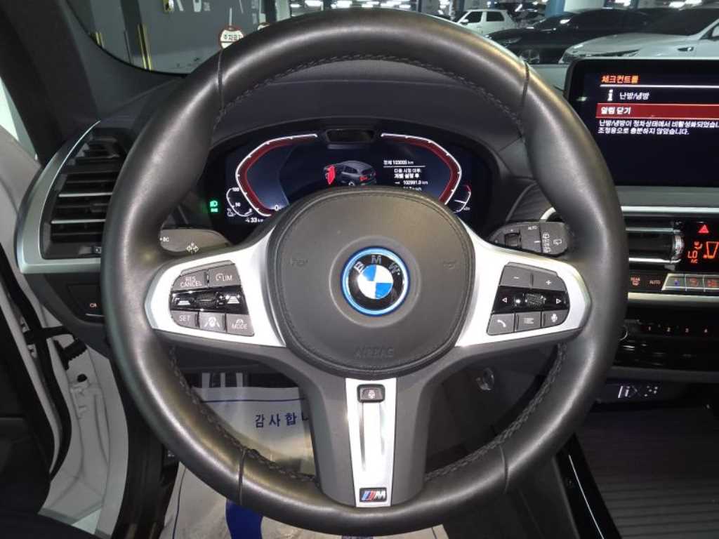 BMW iX3 — photo 09