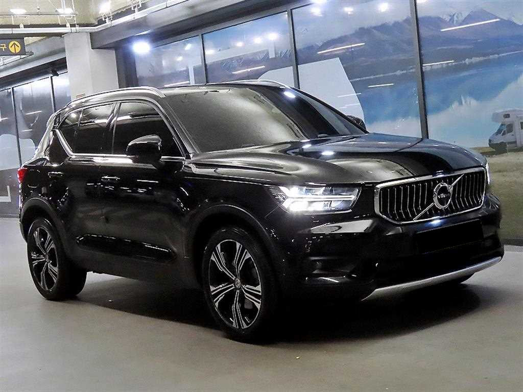 Volvo XC40 — photo 01