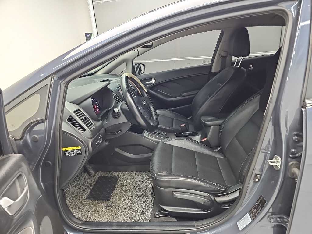 Kia K3 — photo 11