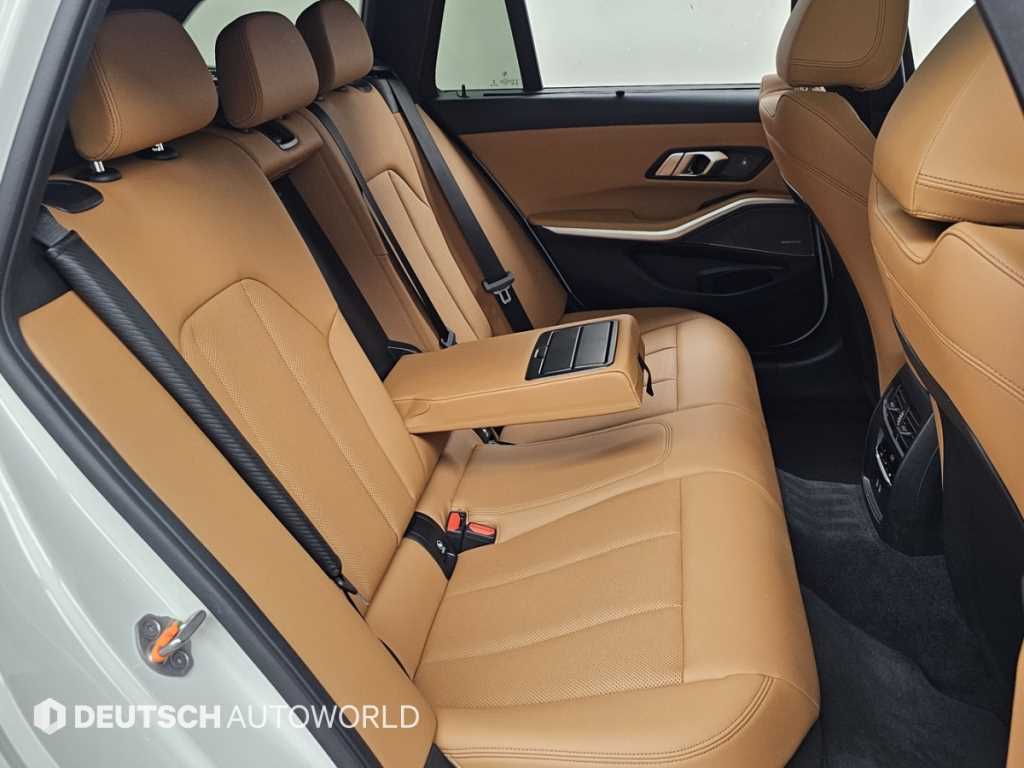 BMW 3-Series — photo 12