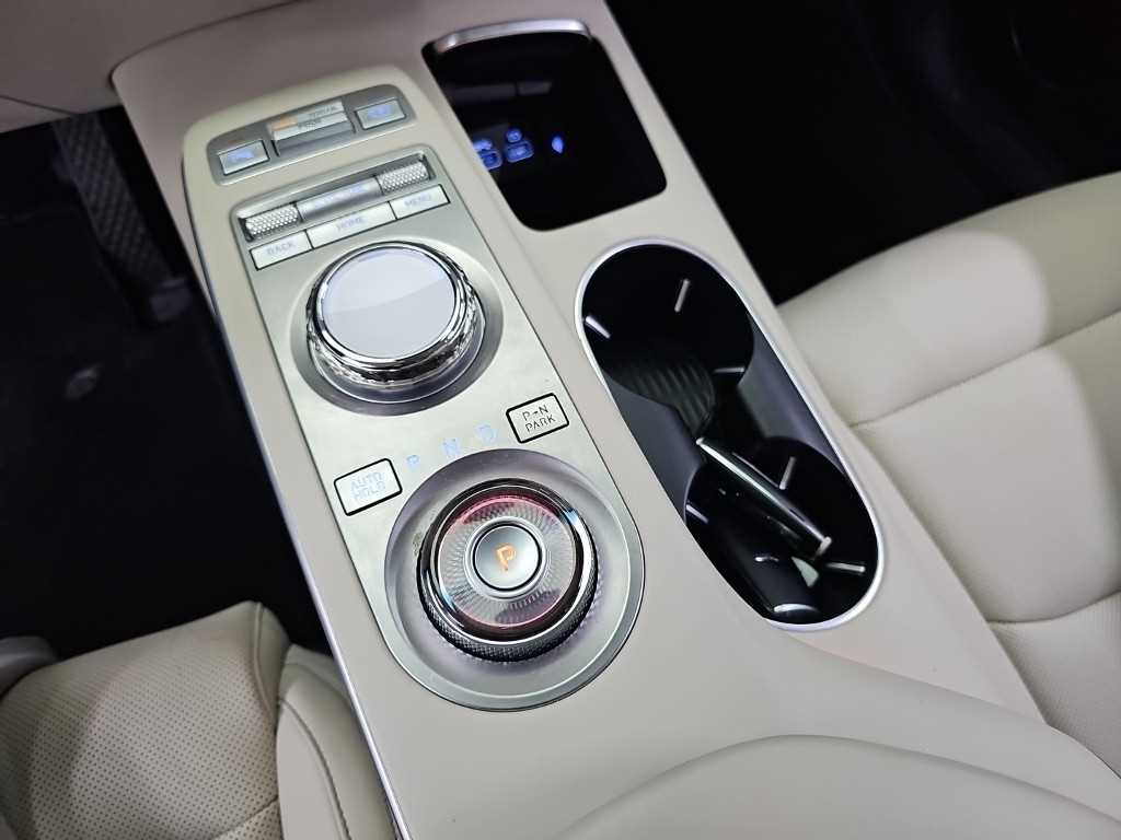 Genesis GV70 — photo 08