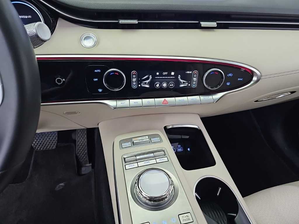 Genesis GV70 — photo 10