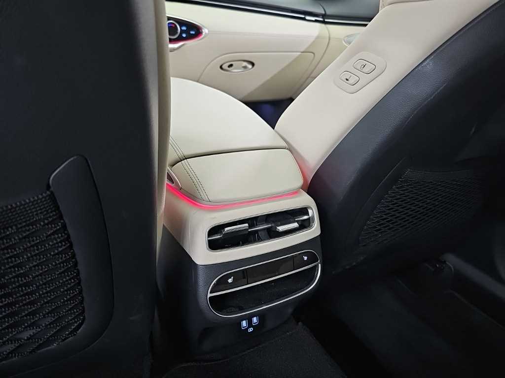 Genesis GV70 — photo 13