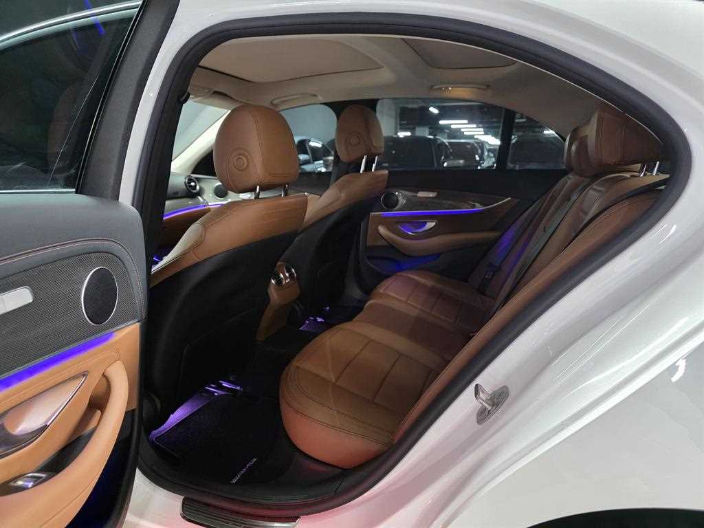 Mercedes-Benz E-Class — photo 08