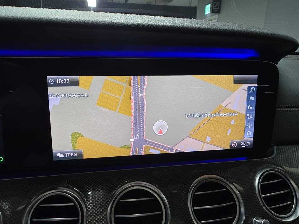 Mercedes-Benz E-Class — photo 11