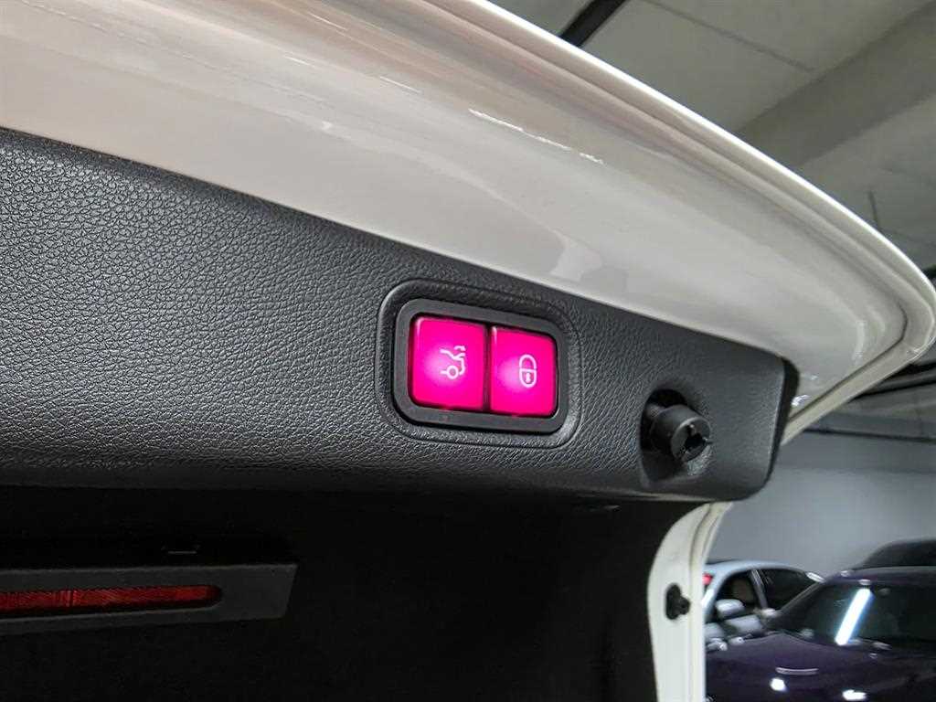 Mercedes-Benz E-Class — photo 15