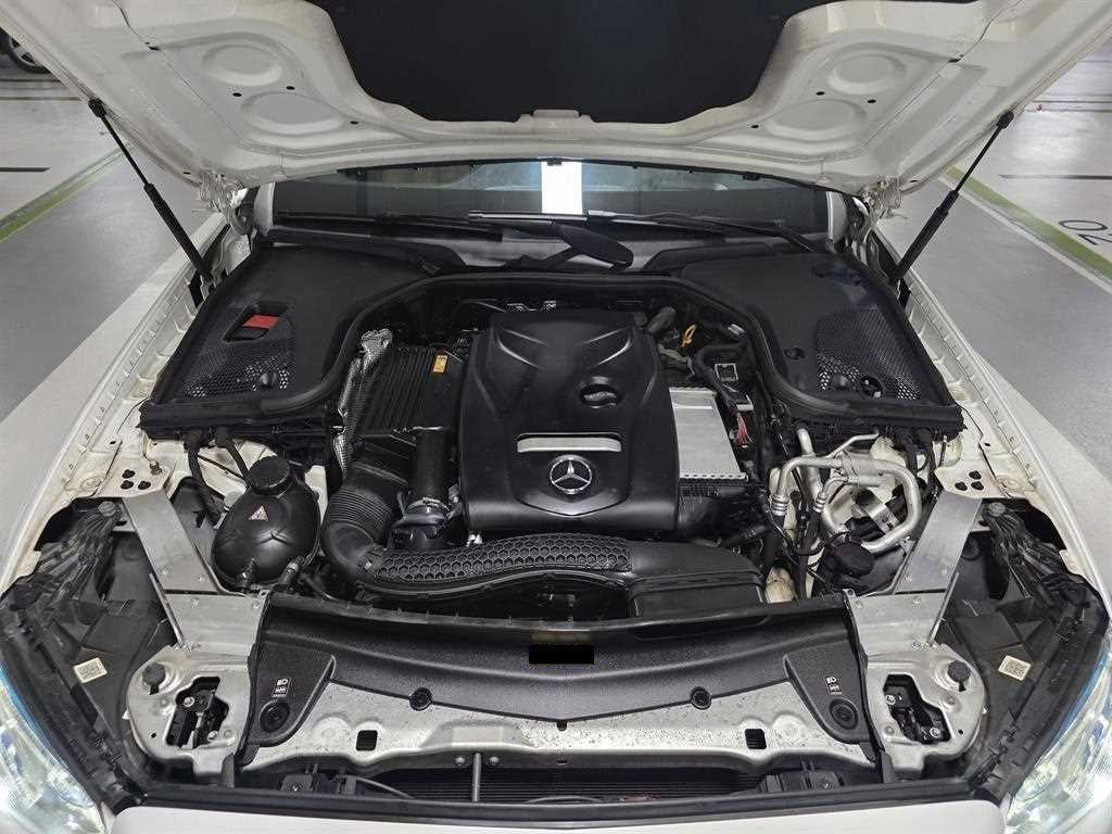 Mercedes-Benz E-Class — photo 17