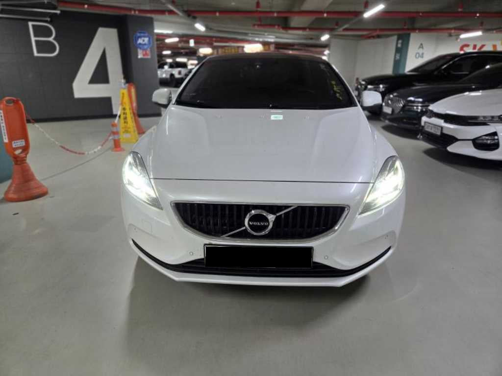 Volvo V40 — photo 01