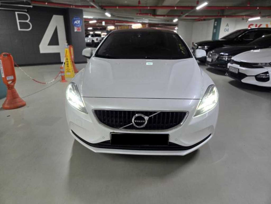 Volvo V40 — photo 01