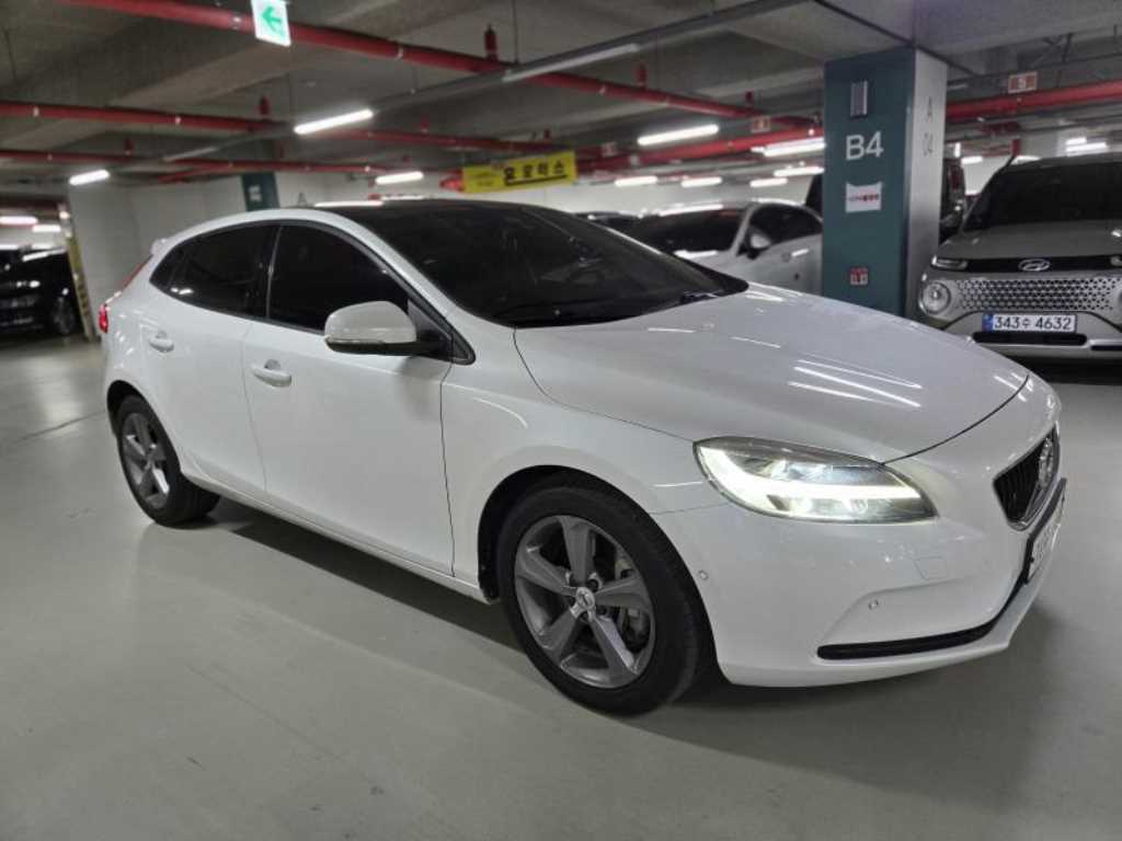 Volvo V40 — photo 02