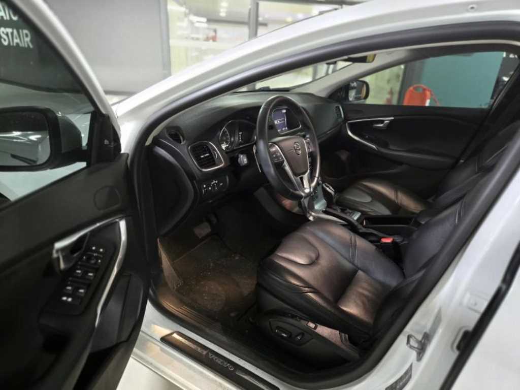 Volvo V40 — photo 04