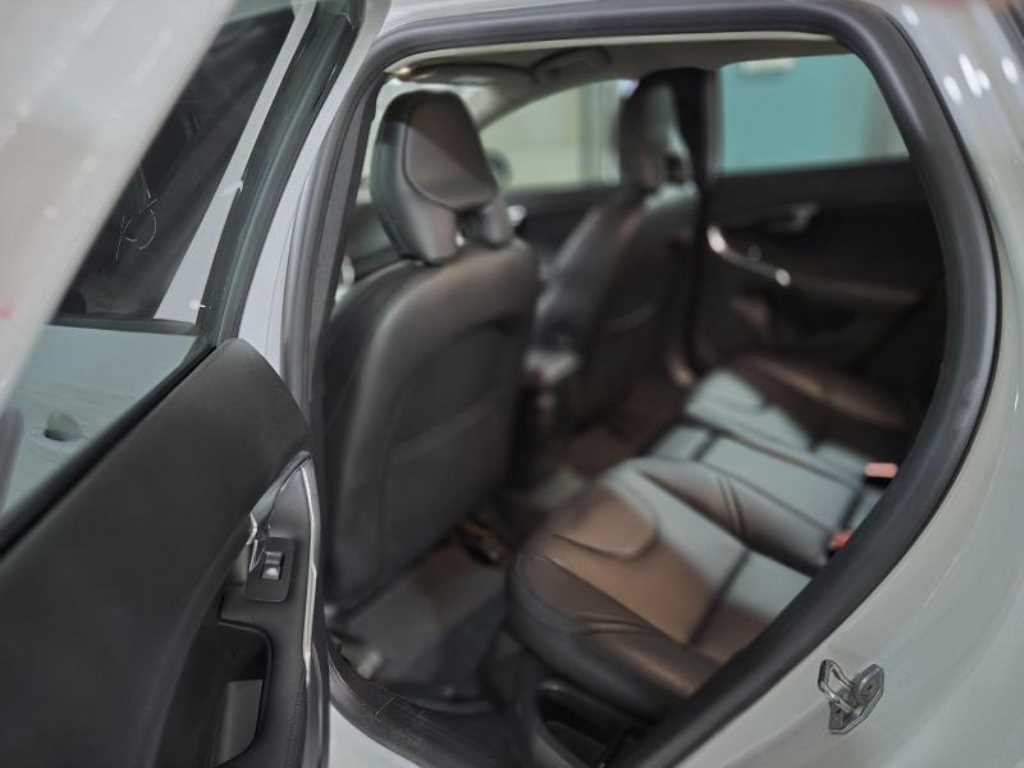 Volvo V40 — photo 05