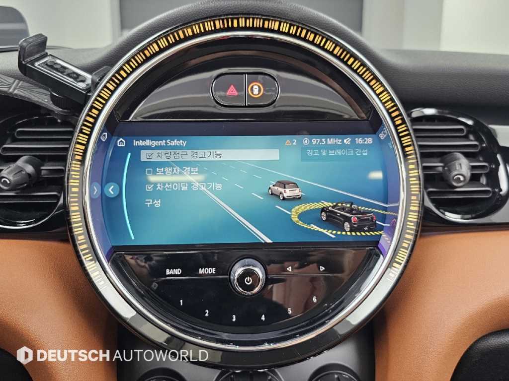 Mini Cooper Convertible — photo 16