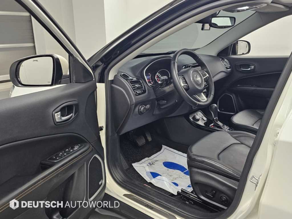 Jeep Compass — photo 11