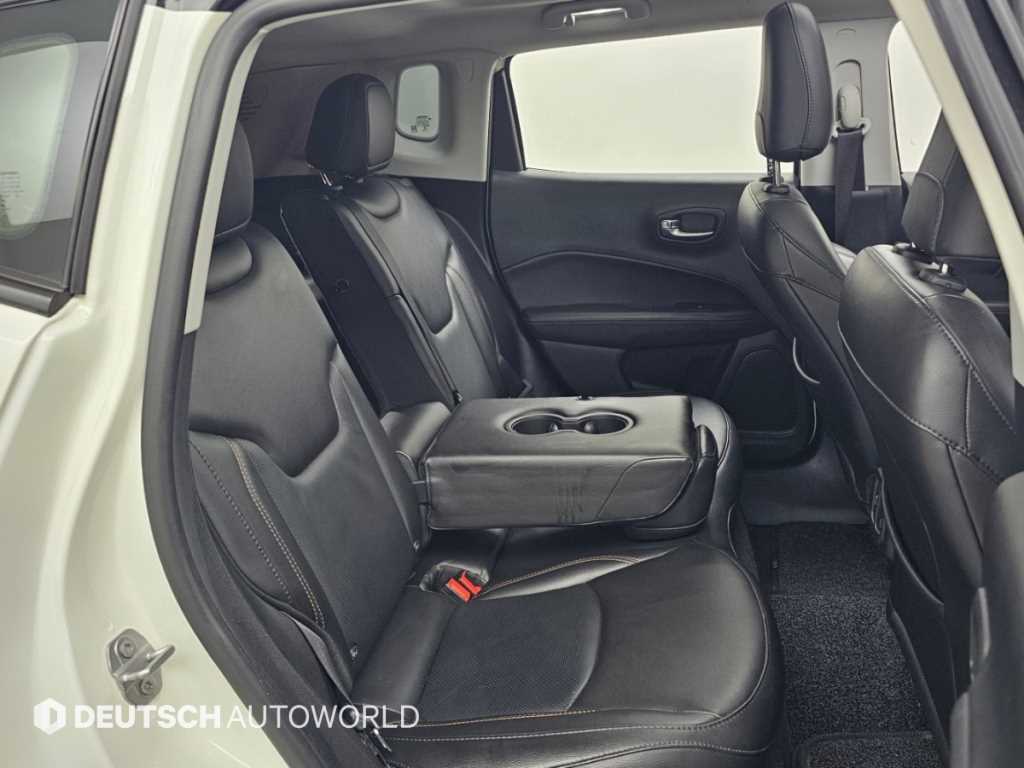 Jeep Compass — photo 12