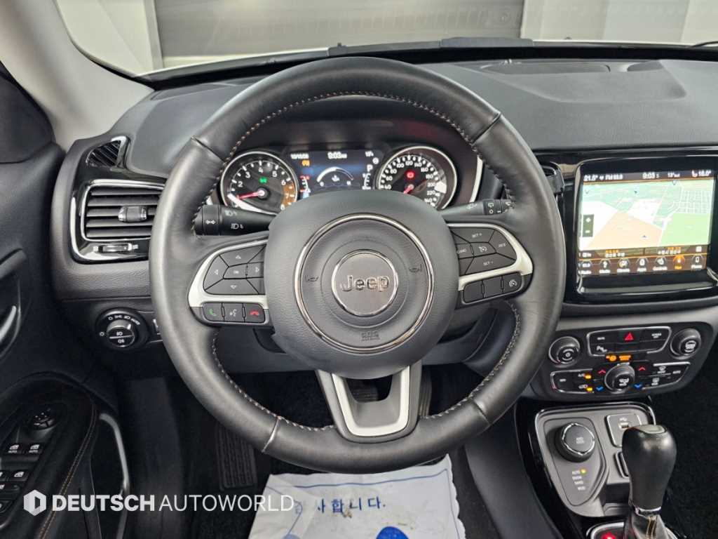 Jeep Compass — photo 13