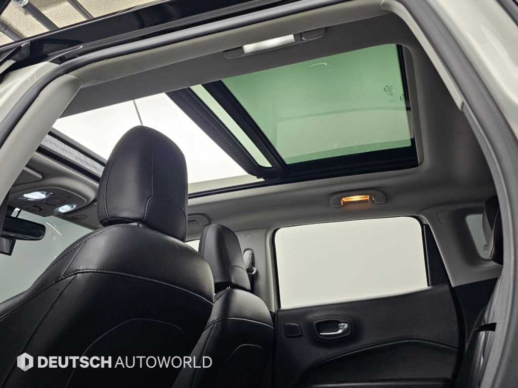 Jeep Compass — photo 18