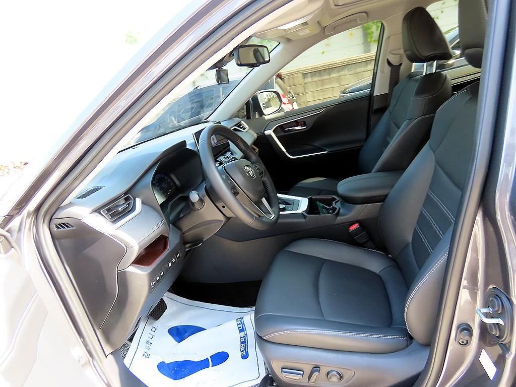 Toyota RAV4 — photo 05