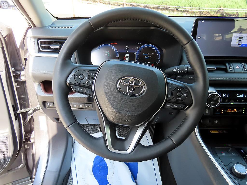 Toyota RAV4 — photo 08