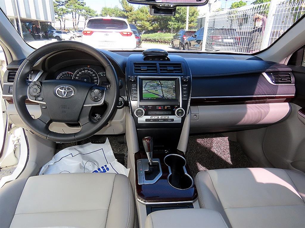 Toyota Camry — photo 07
