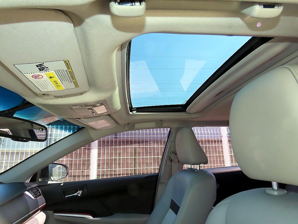 Toyota Camry — photo 18
