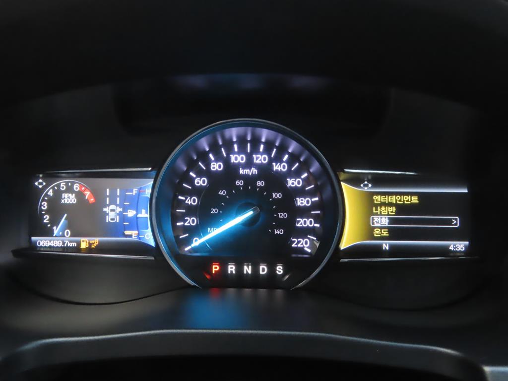 Ford Explorer — photo 09