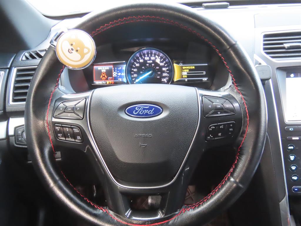 Ford Explorer — photo 10