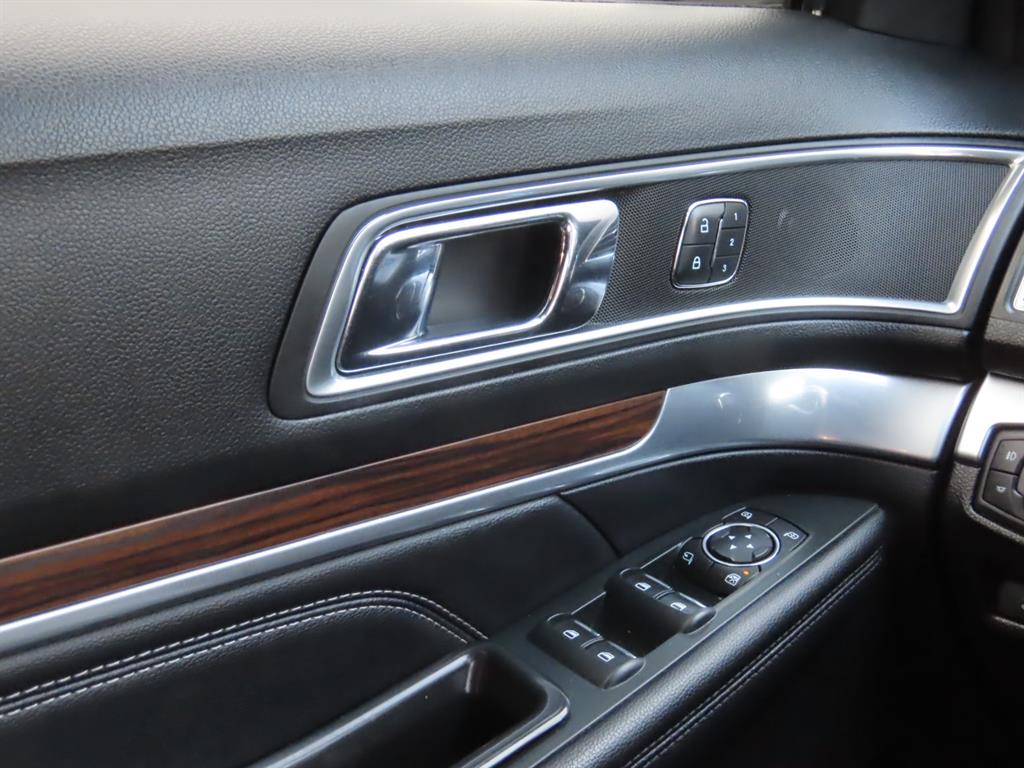 Ford Explorer — photo 13