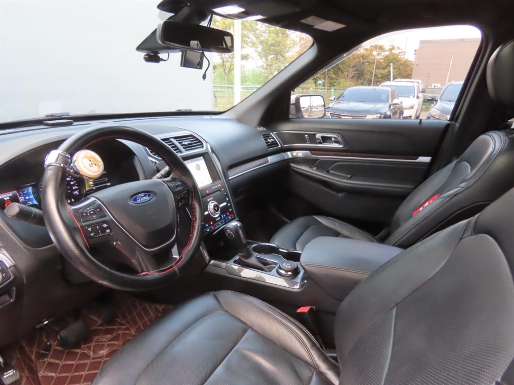 Ford Explorer — photo 16