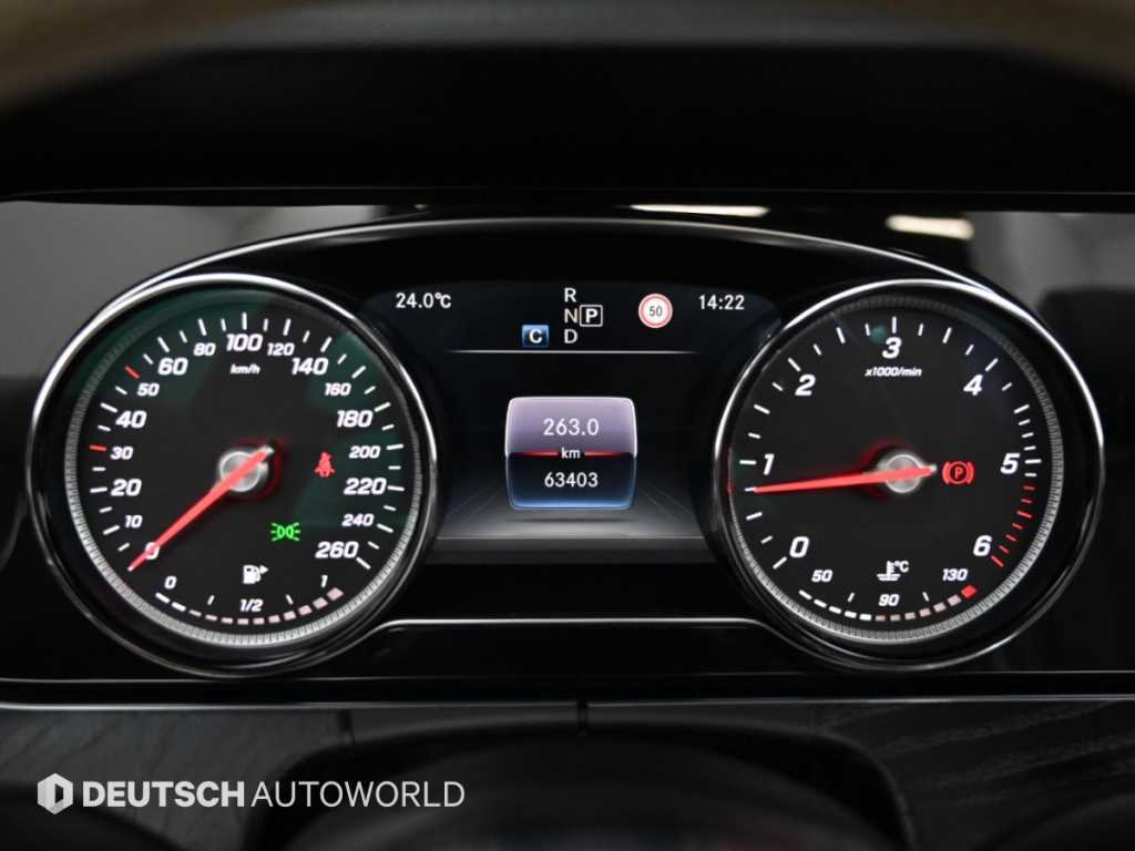Mercedes-Benz E-Class — photo 08