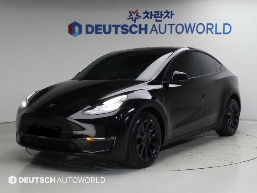 Tesla Model Y — photo 01
