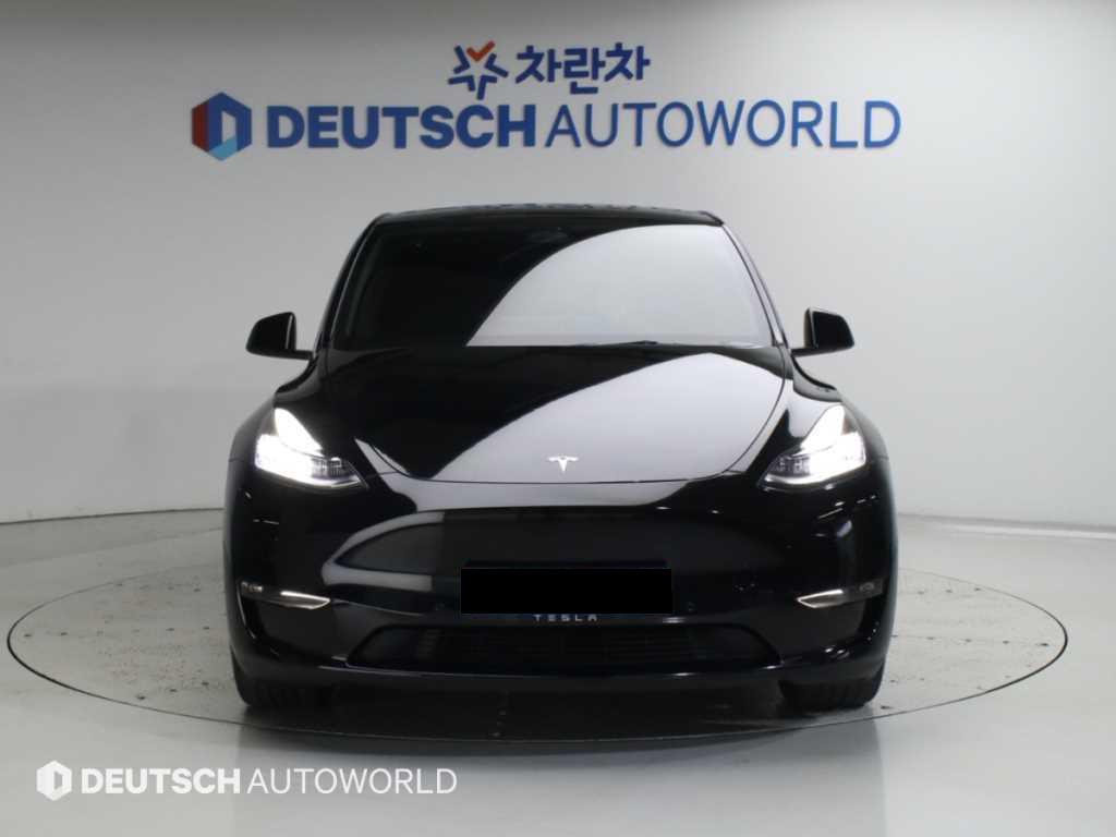 Tesla Model Y — photo 03