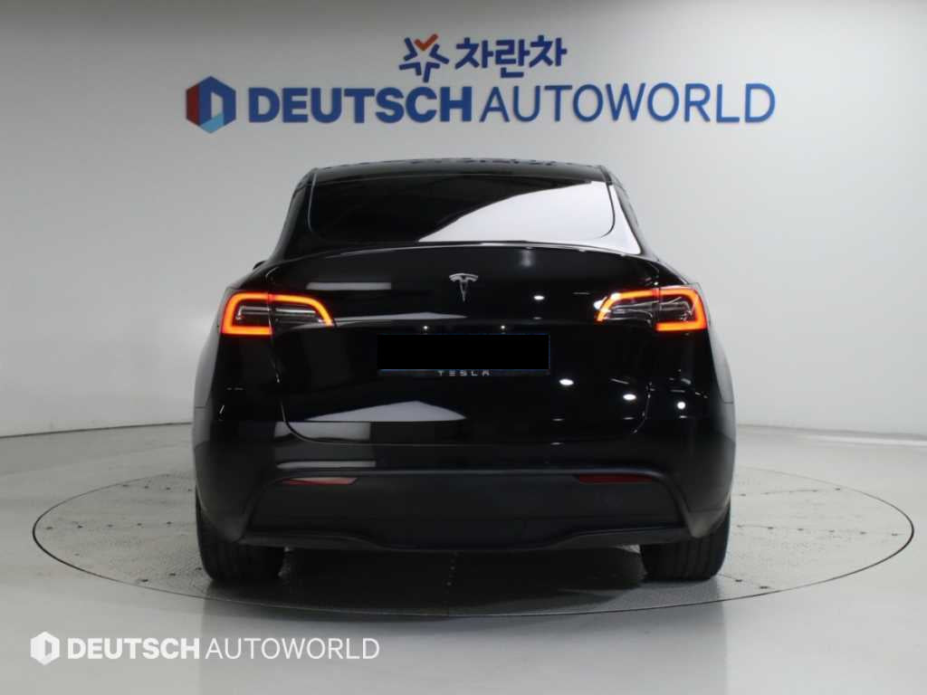 Tesla Model Y — photo 04