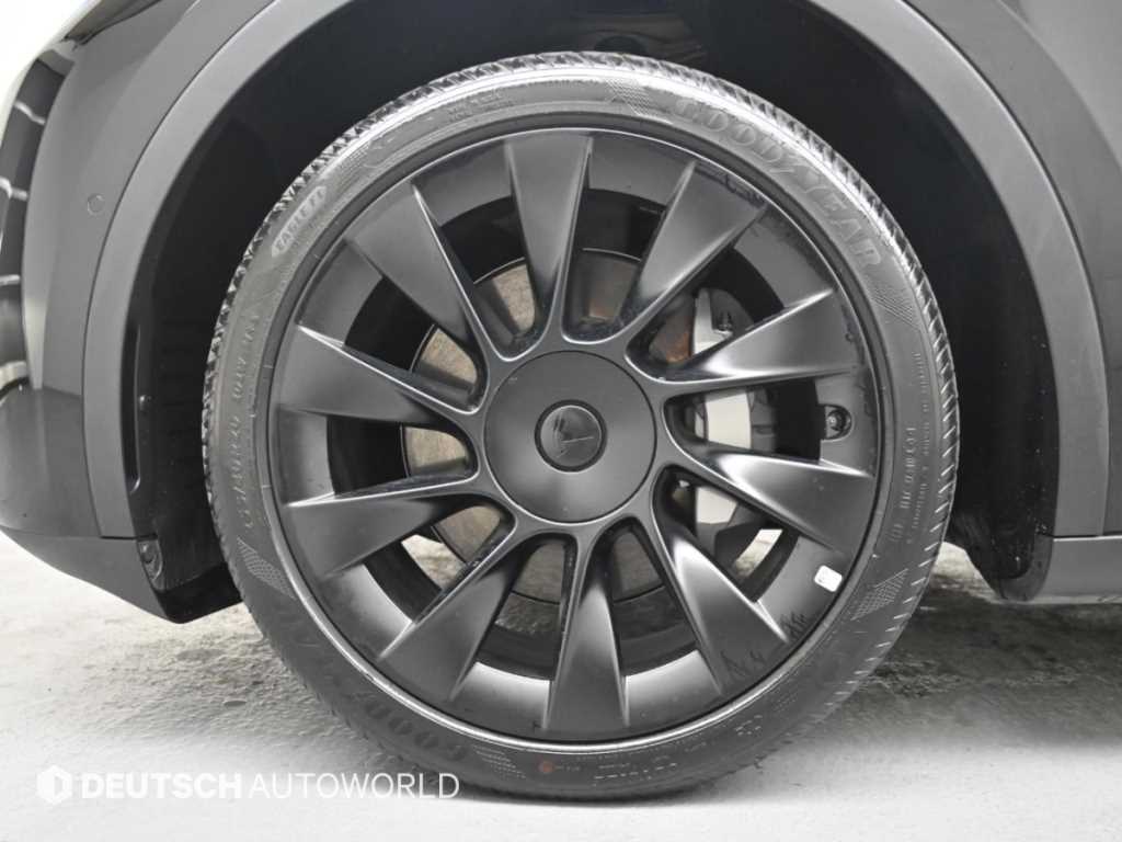 Tesla Model Y — photo 05