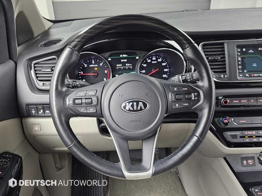 Kia Carnival — photo 13