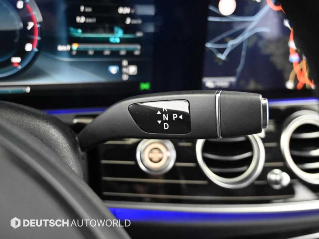Mercedes-Benz E-Class — photo 09