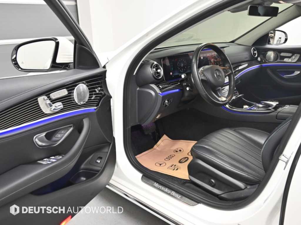 Mercedes-Benz E-Class — photo 11