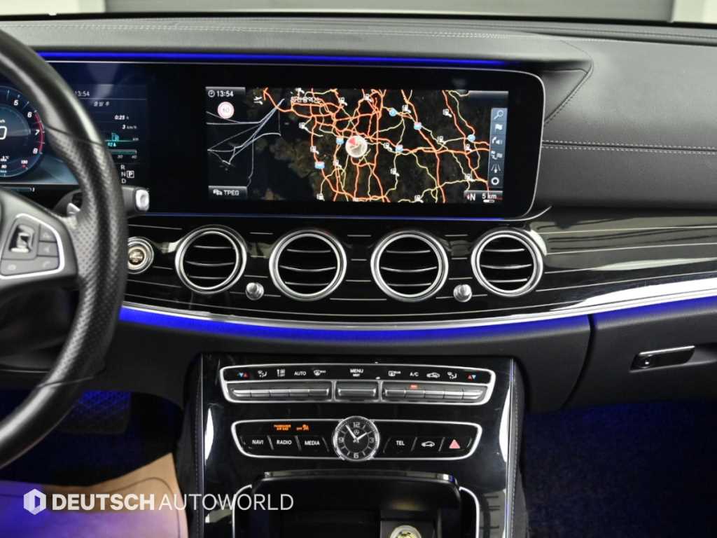 Mercedes-Benz E-Class — photo 14