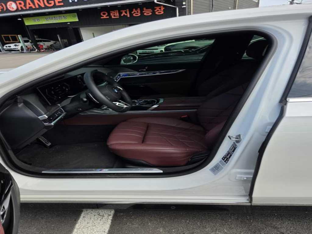 BMW 7-Series — photo 04