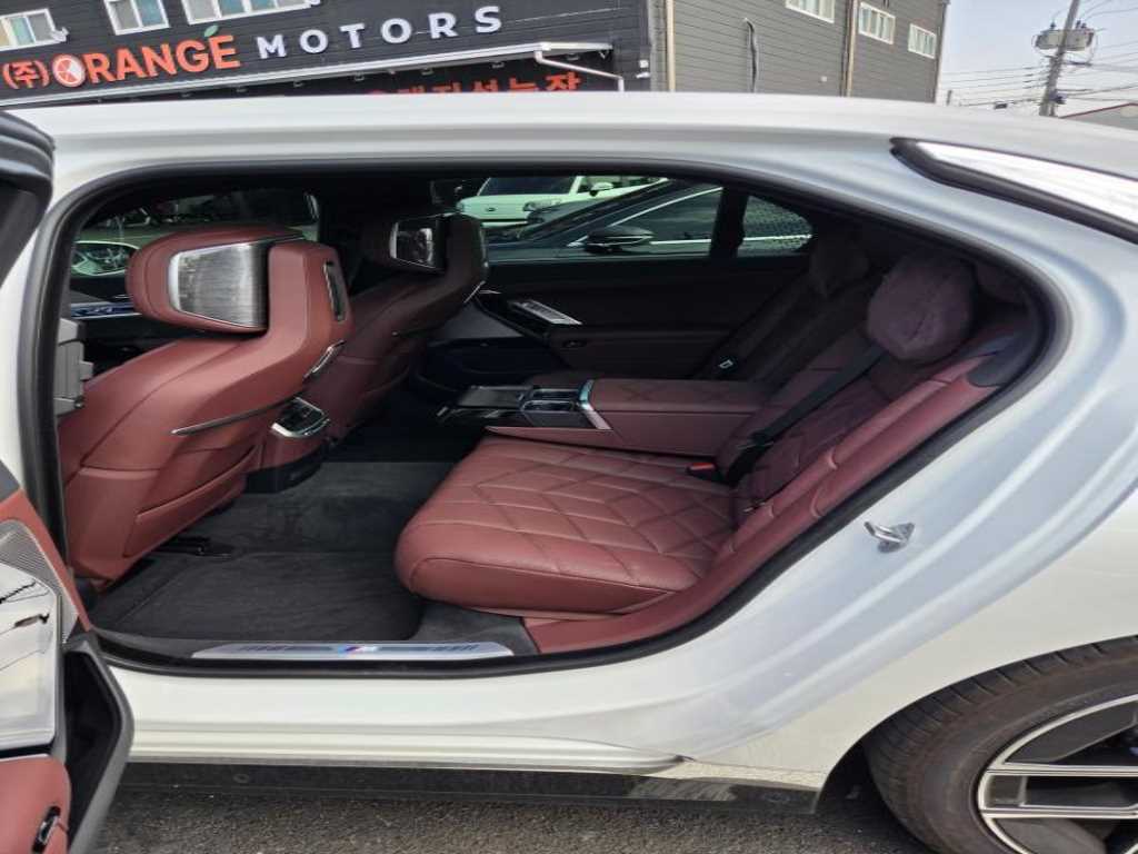 BMW 7-Series — photo 05