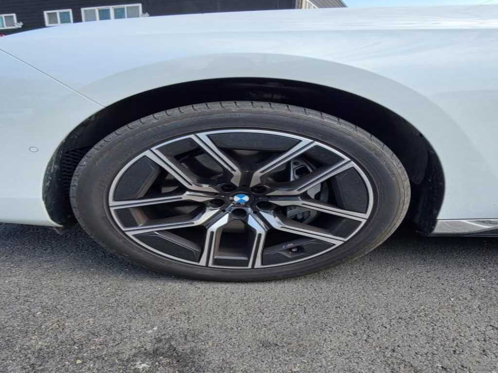 BMW 7-Series — photo 09